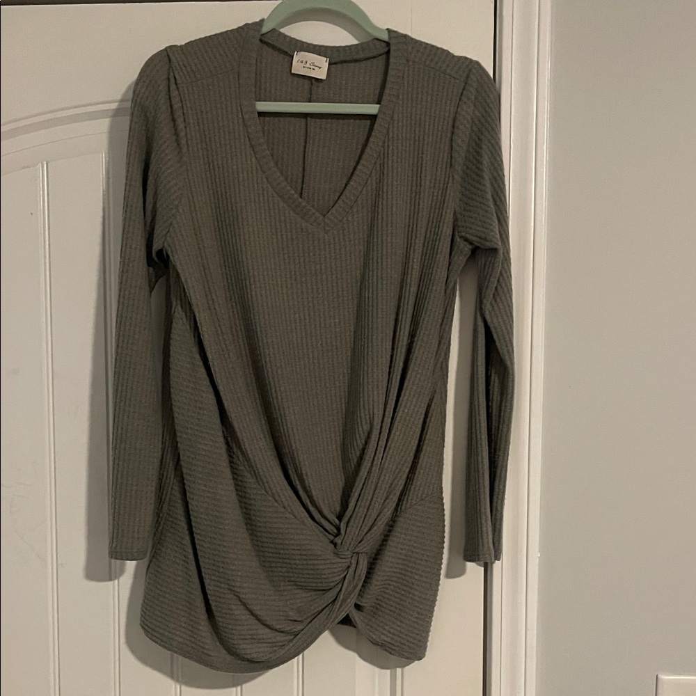 1.4.3. Story by Line Up Gray V-Neck Twist Front Top